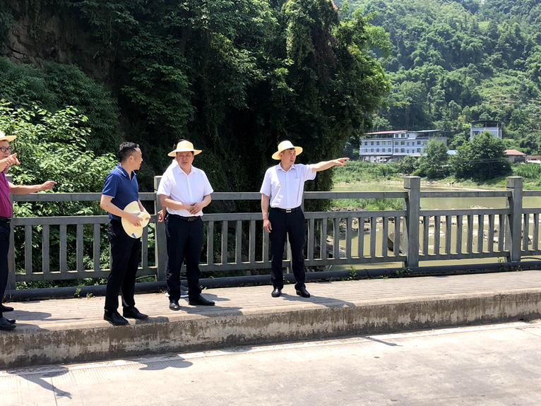 6月2日，县人大常委会主任赵勇率队到江口镇千丘河、团滩河开展巡河。_副本.jpg