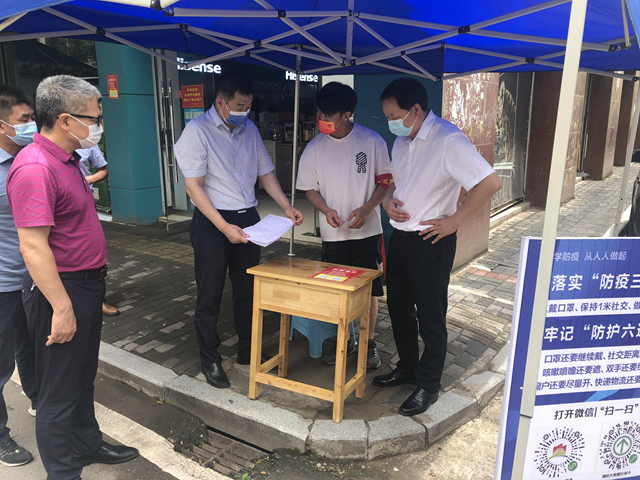 8月12日，县人大常委会主任赵勇到江口镇督导疫情防控工作落实情况。_副本.jpg